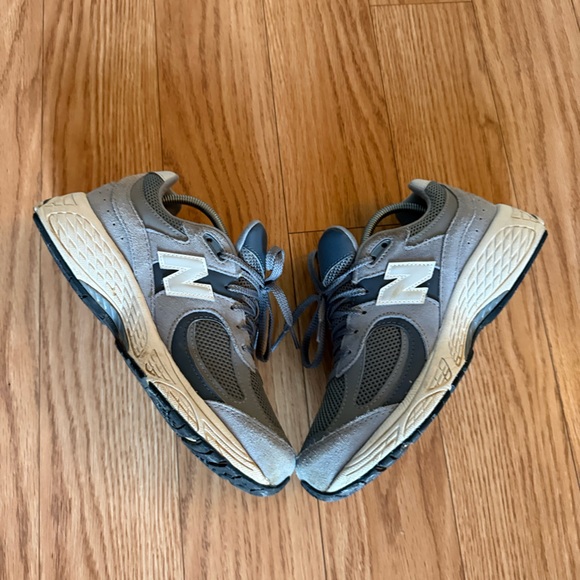 New Balance Gray and White Sneakers - Picture 2 of 16